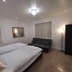 Three Bedroom Modern By Luton Airport And Luton Station Luton (Bedfordshire)