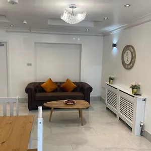 Newly Refurbished - Affordable Four Bedroom Semi-detached House Near Luton Airport And Luton Hospital Luton (Bedfordshire)