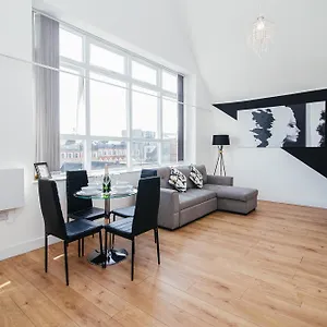 Town Centre Penthouse - Near Airport & Train Station Luton (Bedfordshire)